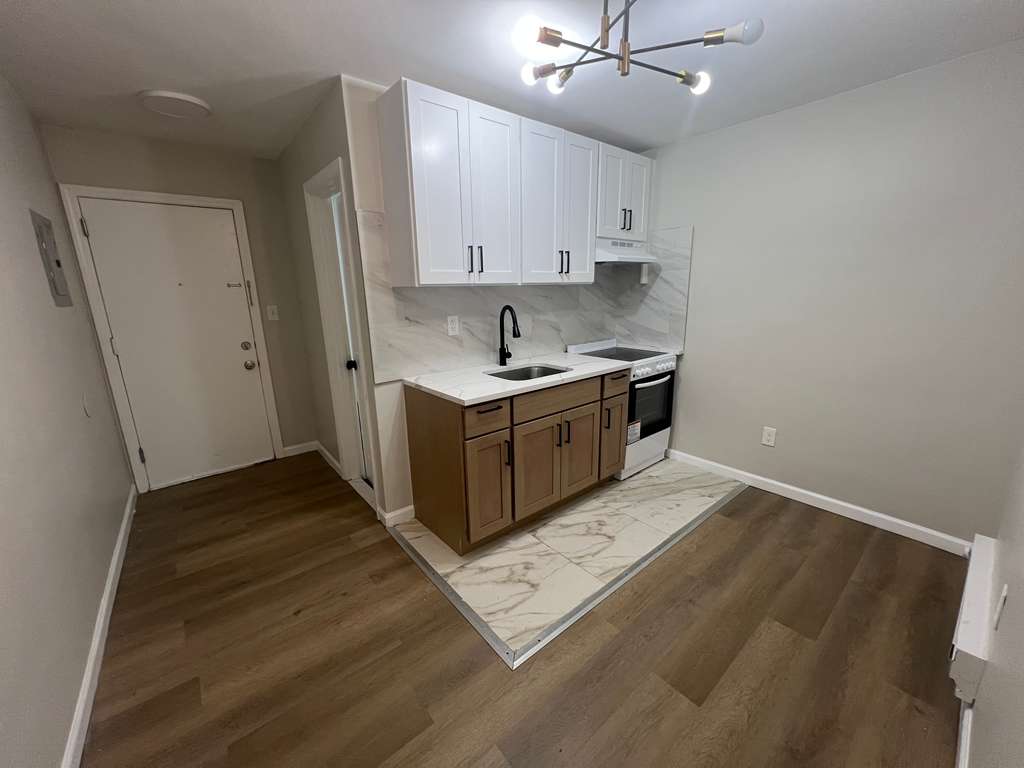 5 Straight St. Apt 9