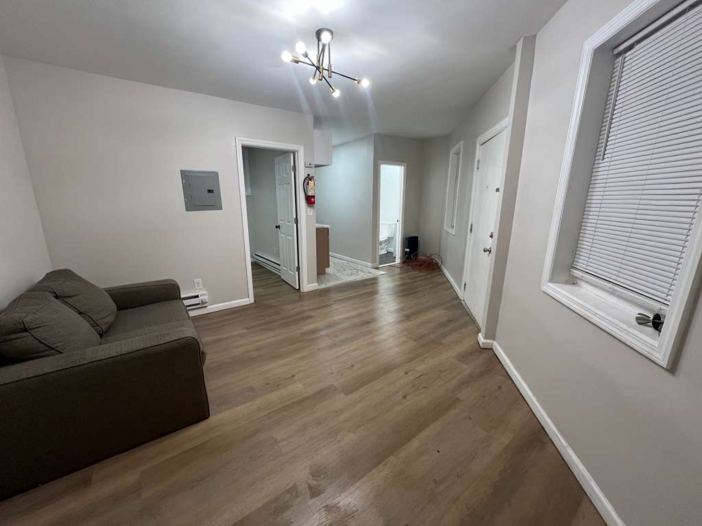 5 Straight Street Apt.1