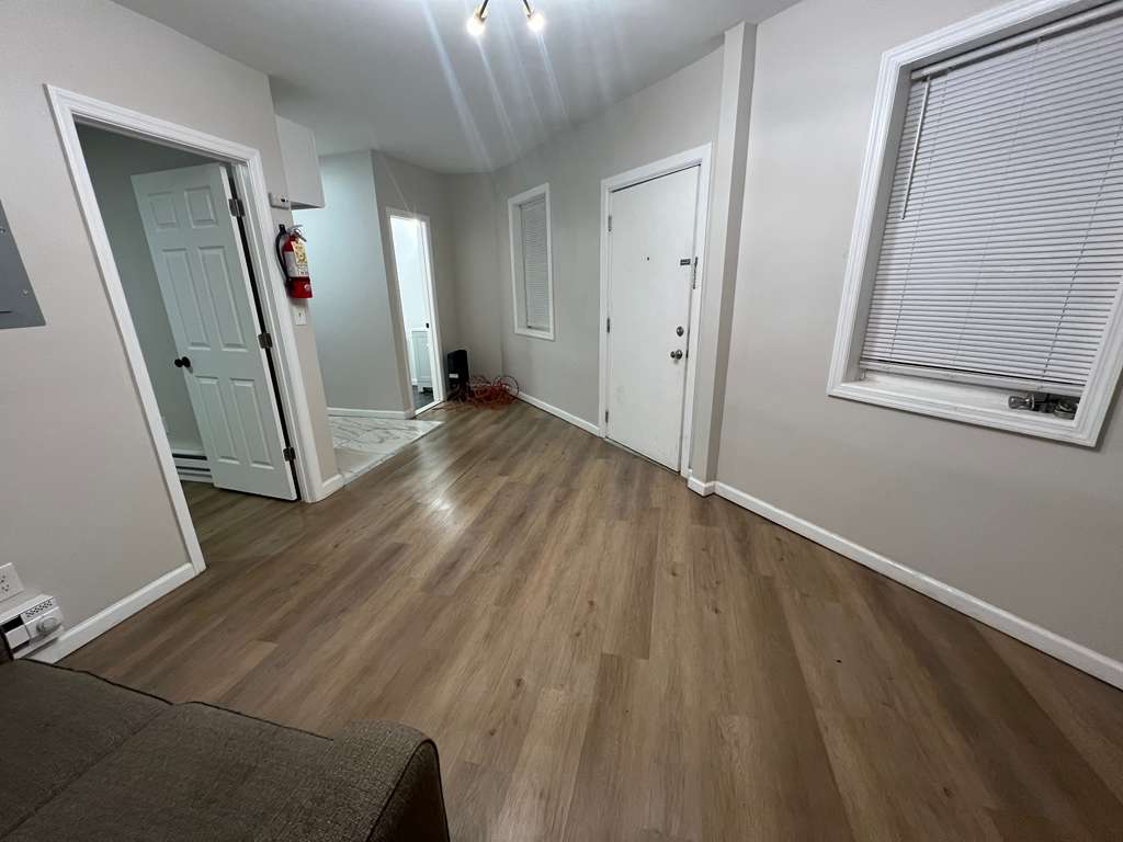 5 Straight Street Apt.1