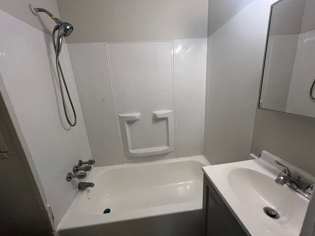 545 E 38th Street Apt. E10